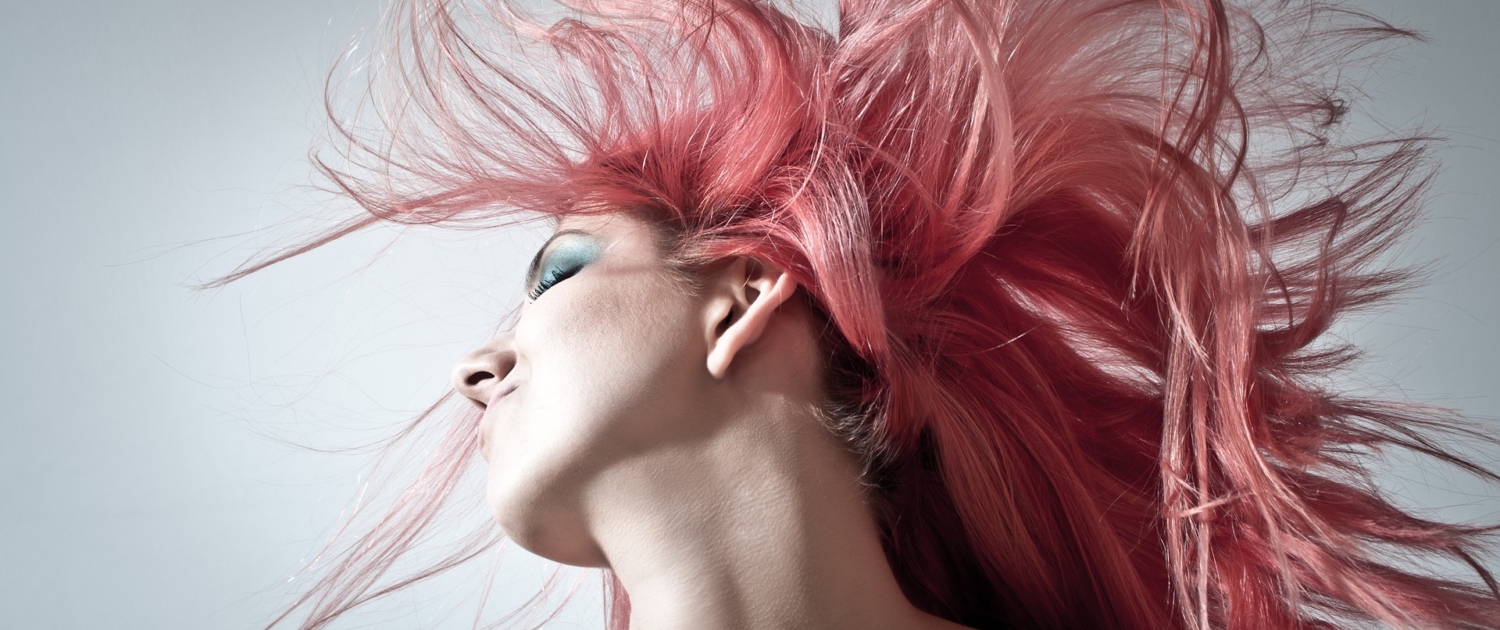 Bild von Frau mit fliegenden pinken Haaren
